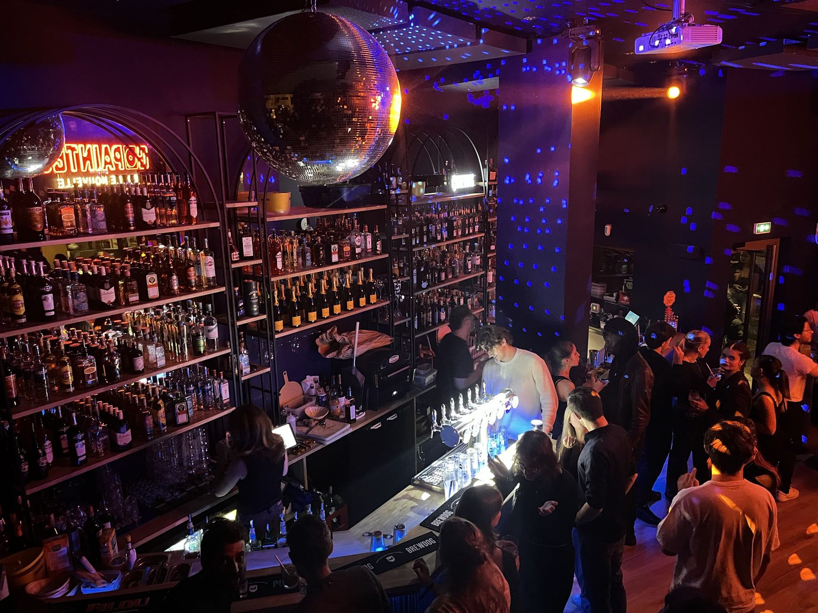 COPAINTES, bar à Paris 10e : le comptoir et son mur de bouteilles